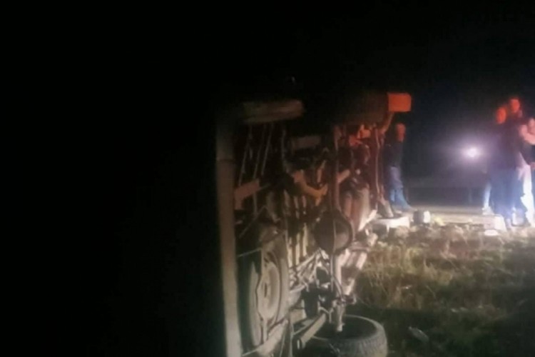Ankara'da iş&ccedil;i servisi devrildi: 14 yaralı