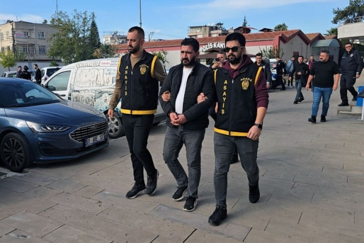 179 su&ccedil;tan 22 yıl hapisle aranan ş&uuml;pheli AVM'de yakalandı