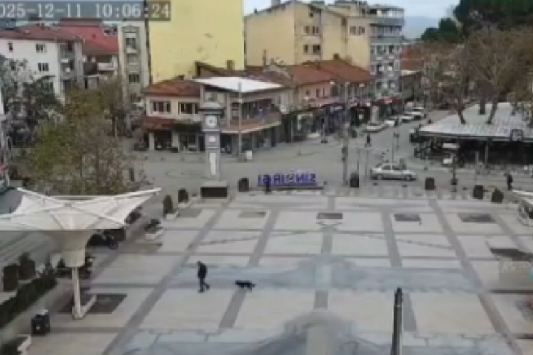 Balıkesir'de deprem anı kamerada