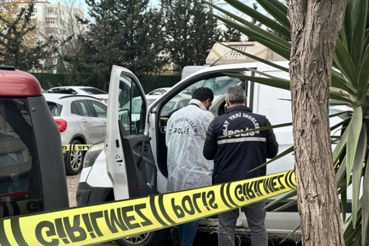 Maltepe'de kargo &ccedil;alışanı ara&ccedil; i&ccedil;erisinde &ouml;l&uuml; bulundu