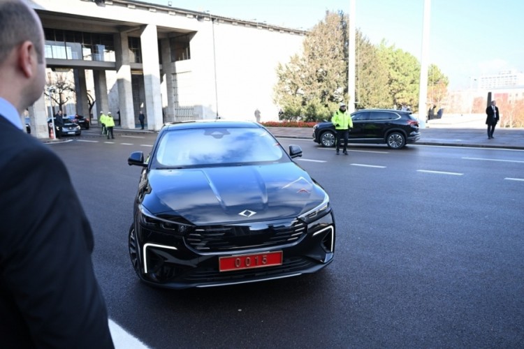 Bakan Kacır b&uuml;t&ccedil;e g&ouml;r&uuml;şmelerine Togg T10F ile geldi