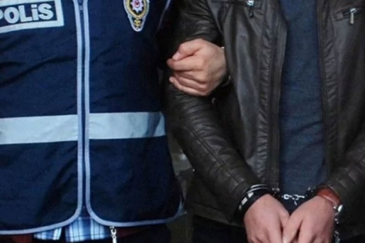 Eşini darbedip kaza s&uuml;s&uuml; verdiği &ouml;ne s&uuml;r&uuml;len kişi tutuklandı