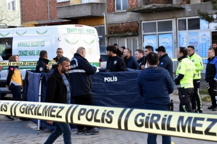 Kamyonun &ccedil;arptığı yaşlı kadın can verdi