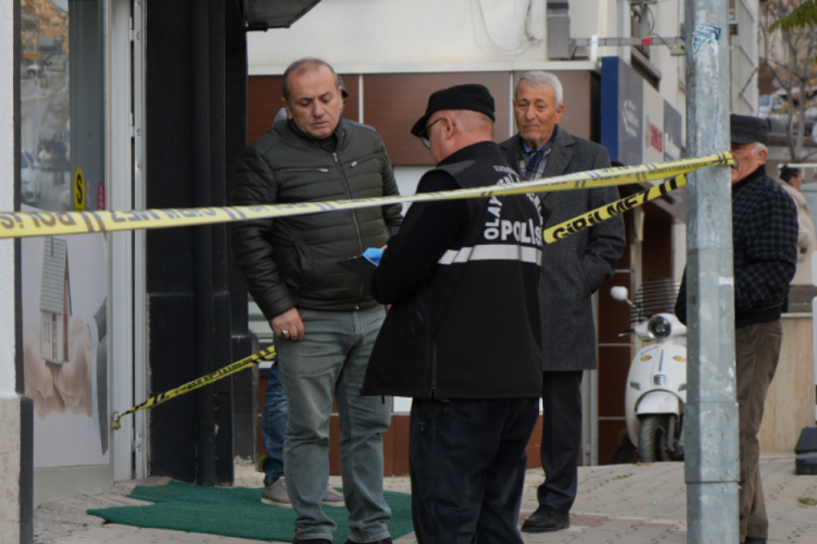 Boşanma g&ouml;r&uuml;şmesinde kayınpederinin ağır yaraladığı kadın yaşam m&uuml;cadelesini kaybetti