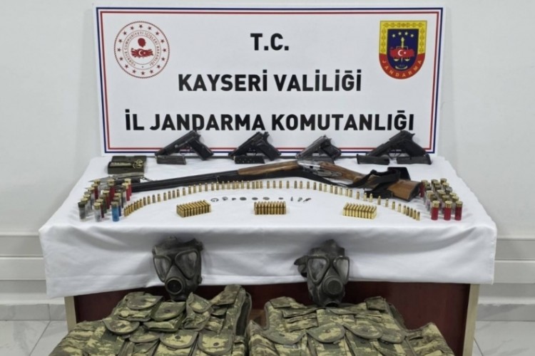 Jandarmanın operasyon d&uuml;zenlediği evden silah ve m&uuml;himmat ele ge&ccedil;irildi; 1 g&ouml;zaltı