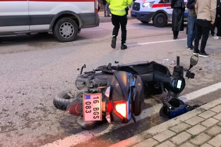 Bursa'da yolun karşısında ge&ccedil;mek istedi, motosiklet altında kaldı...