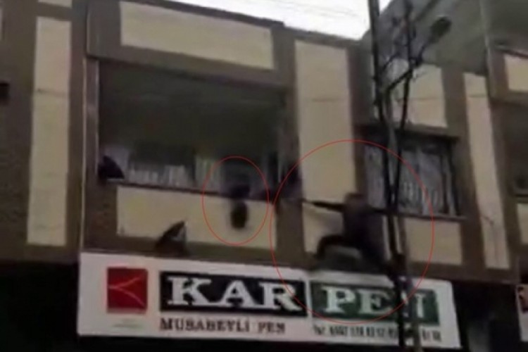 Y&uuml;rekleri ağza getiren an: Balkonda asılı kalan &ccedil;ocuğu kurtardı