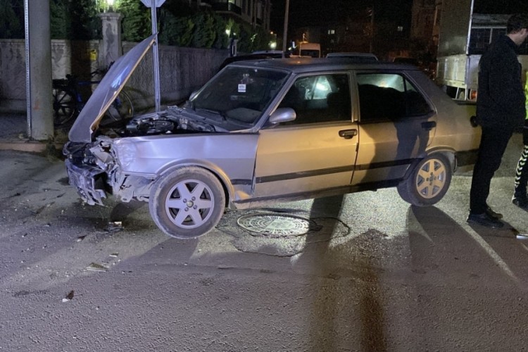 Bursa'da kavşakta trafik kazası!
