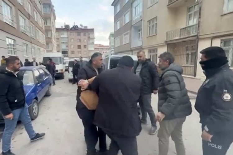 Aranan şahıs yakalanacağını anlayınca arkadaşlarıyla polise direndi