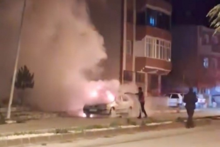 Seyir halindeki otomobil alevlere teslim oldu