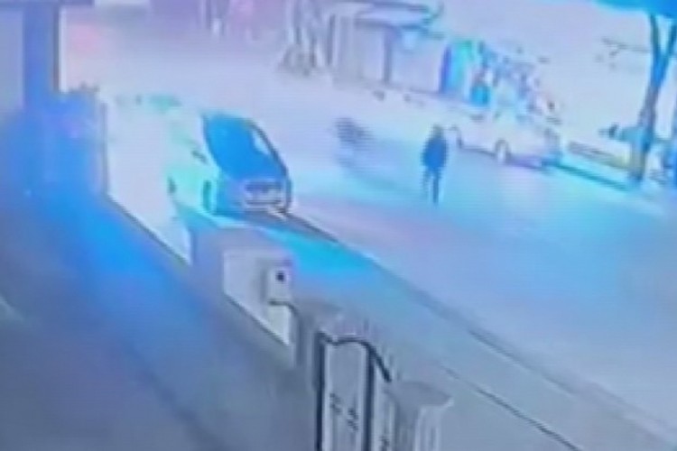 Yolun karşısına ge&ccedil;mek isteyen &ccedil;ocuğa motosiklet &ccedil;arptı... O anlar kamerada