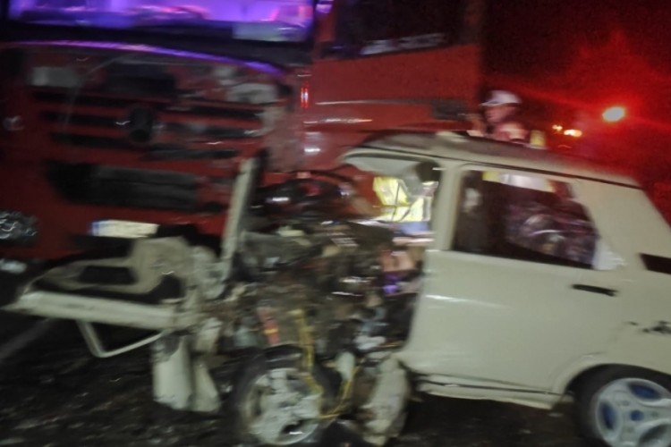 TIR ile otomobil kafa kafaya &ccedil;arpıştı; 2 yaralı