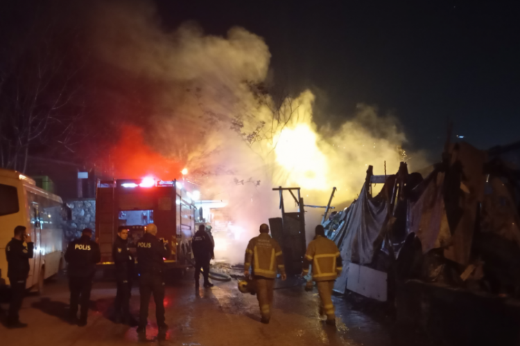 Bursa'da g&uuml;neşten &ouml;nce alevler g&ouml;z&uuml;kt&uuml;! Sabaha karşı korkutan yangın...