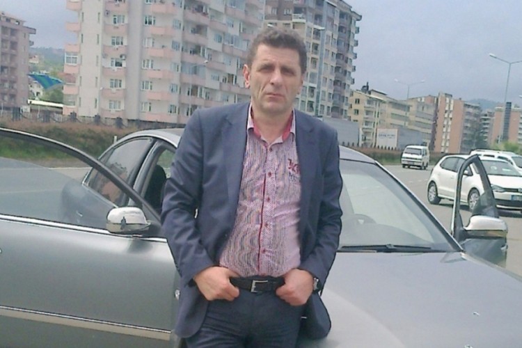 Kızının d&uuml;ğ&uuml;n&uuml; i&ccedil;in geldiği memleketinde &ouml;ld&uuml;