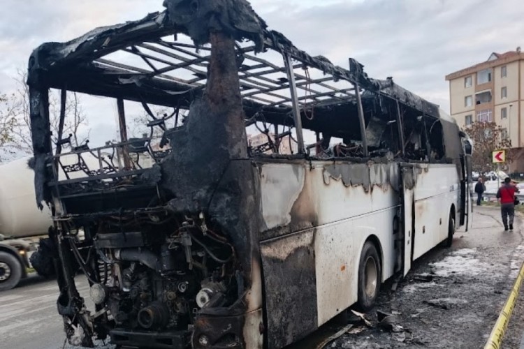 İş&ccedil;i servisi alevlere teslim oldu