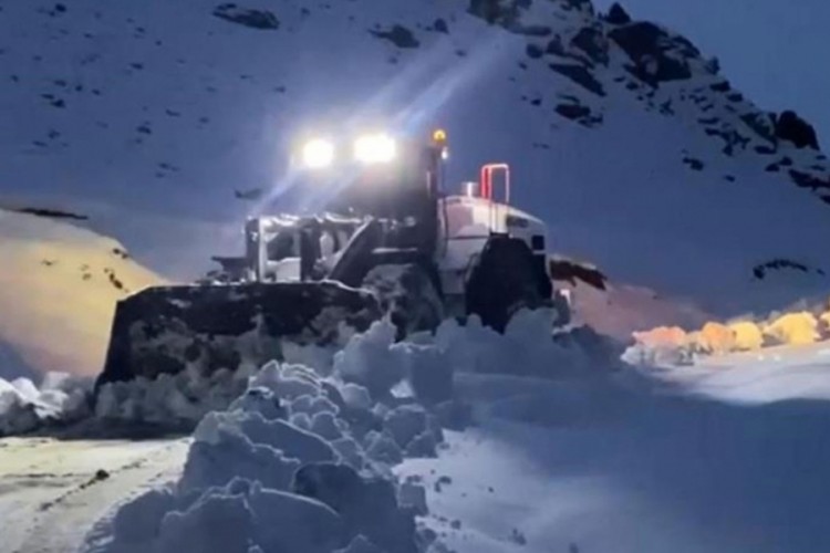 Şırnak'ta kar esareti: Ekipler eksi 20 derecede &ccedil;alışıyor