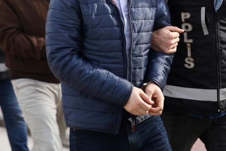 Ehliyet sınavında kopya &ccedil;eken şahıslar yakalandı