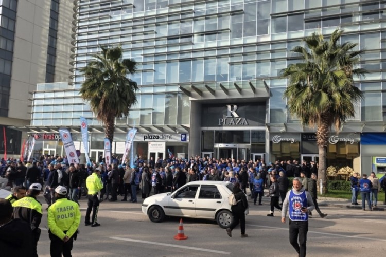 Masa dağıldı, Bursa'da iş&ccedil;iler sokağa d&ouml;k&uuml;ld&uuml;: 'Zafere ulaşmadan d&ouml;nmeyeceğiz'