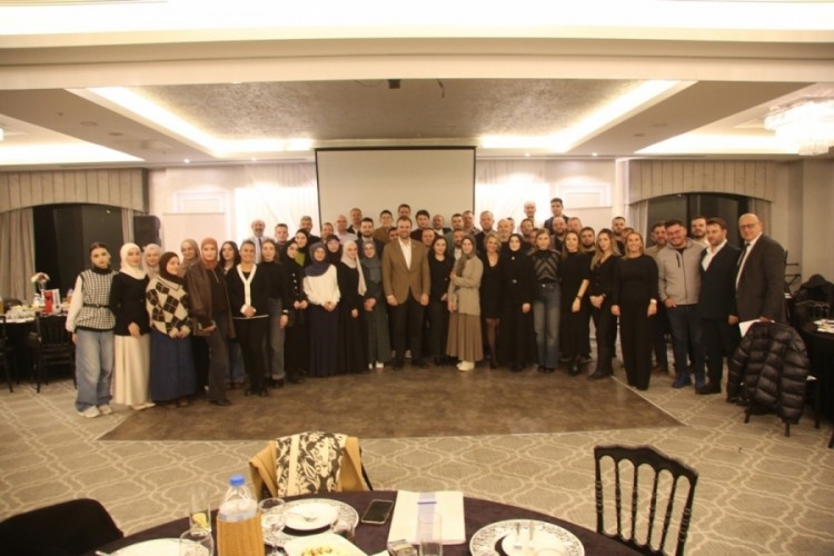 Arniad ailesi, Arnavut öğrencilerin katılımıyla aylık ü...