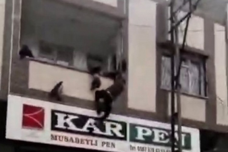 &Ccedil;ocuk balkonda asılı kaldı! Y&uuml;rekler ağza geldi...