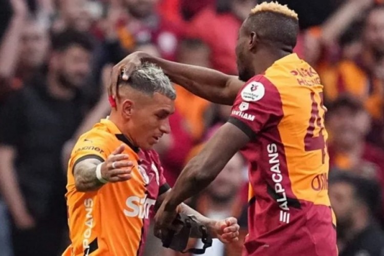 Galatasaray'da iki futbolcu sınırda