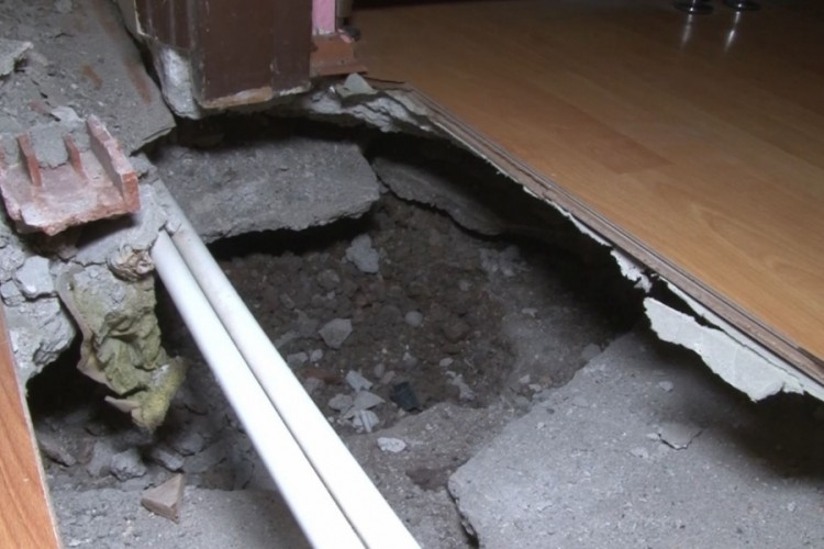 4 katlı binanın temelinin &ccedil;&ouml;kt&uuml;ğ&uuml; iddiası: Salonun ortasında &ccedil;ukur oluştu