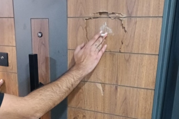 Ev sahibi, alacakları nedeniyle kiracısının evini bastı