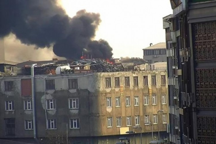 Can pazarı yaşandı! &Ccedil;atıda başlayan yangın binayı sardı...