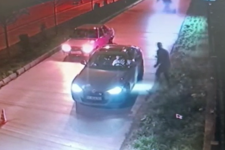 Polisin canını hi&ccedil;e sayarak dehşet sa&ccedil;tı! O anlar kamerada...