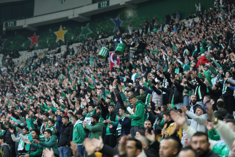 Bursaspor taraftarı hafta içine rağmen...