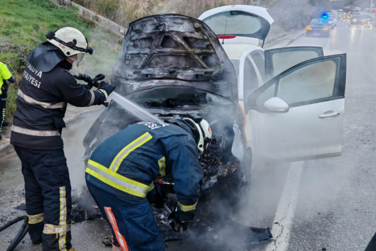 Bursa yolunda seyir halindeki araç alevlere teslim oldu...