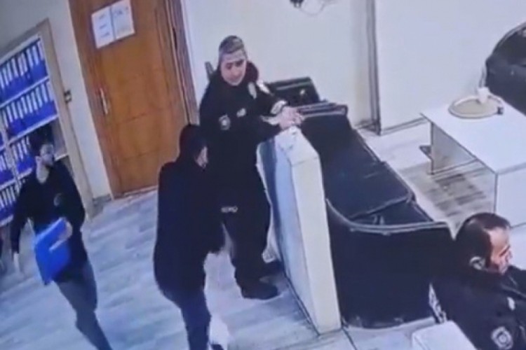 Polis merkezinde bir şahıs bekçiye saldırarak silahını ...