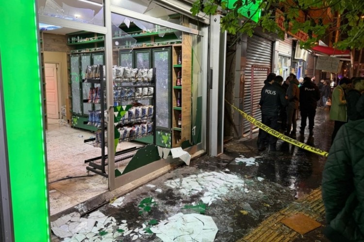 Bu da oldu! Markete el bombası attılar...