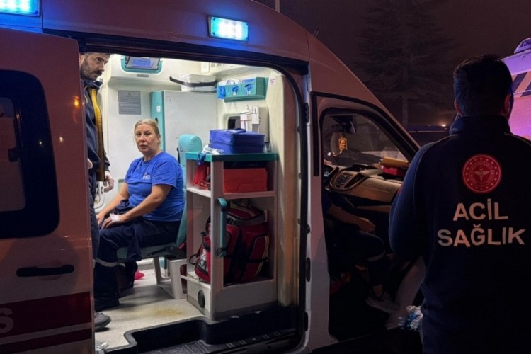 Tırın arkadan çaptığı servis minibüsündeki 9 kişi yaral...