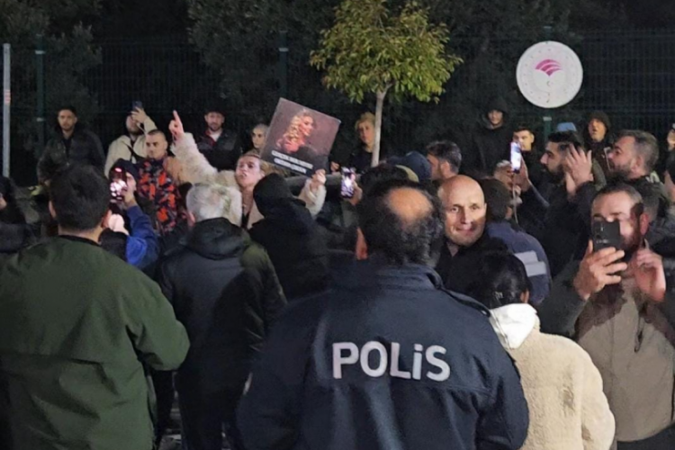 Güllü'nün kızı için tutuklama talebi! Sevenleri adliye ...