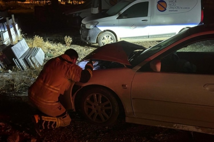 Park halindeki hafif ticari araca çarpan otomobilin sür...