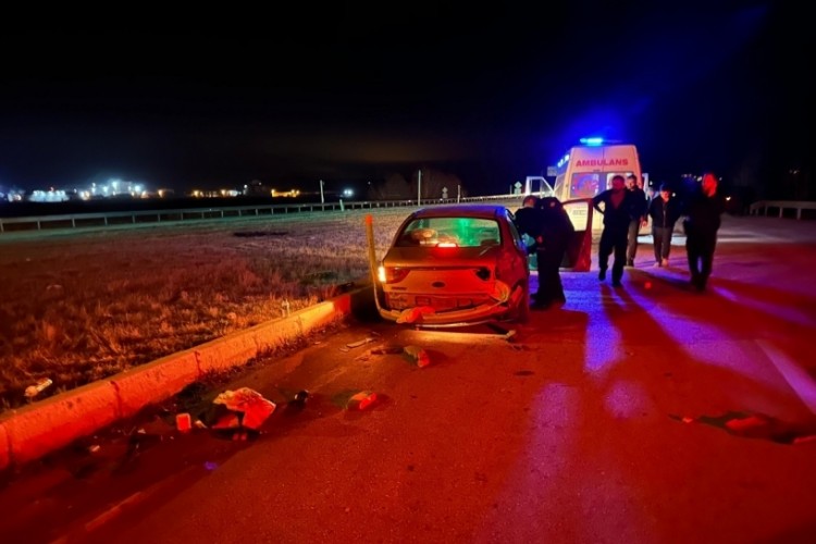 Kırmızı ışık ihlali kazaya sebep oldu: O anlar kamerada