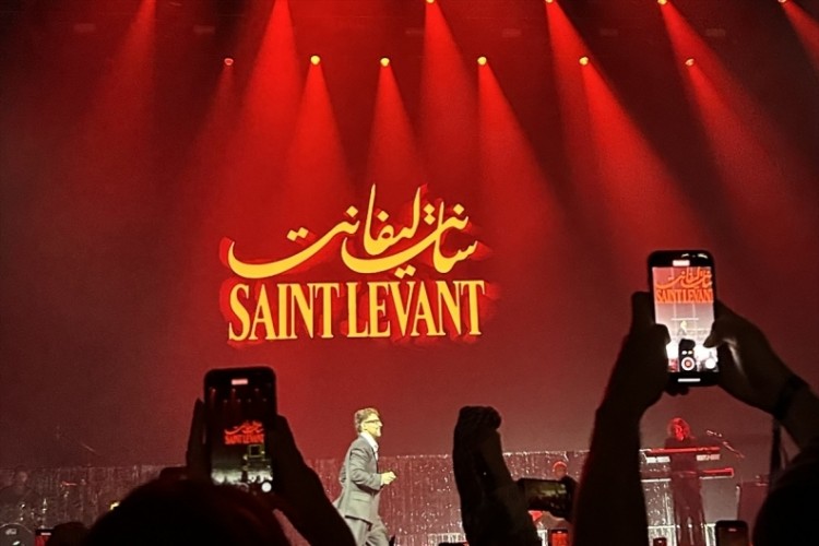 Filistinli şarkıcı Saint Levant, İstanbul konserinde "Ö...