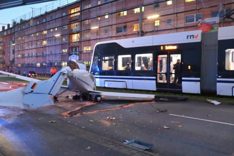 Almanya'da caddeye acil iniş yapan k&uuml;&ccedil;&uuml;k u&ccedil;ak trafik levhasına &ccedil;arptı: 3 yaralı