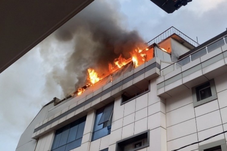 Ataşehir'de otel yangını: Çatı katı alevlere teslim oldu