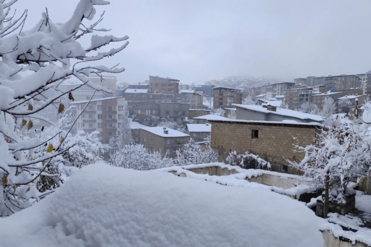 Hakkari'de 13 köy ve 30 mezra yolu ulaşıma kapandı