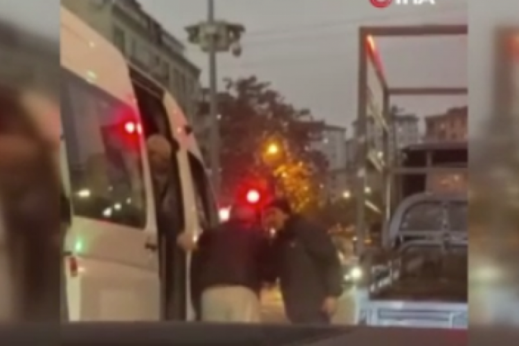 Servis şof&ouml;r&uuml; kağıt toplayan kişiye yumruk attı