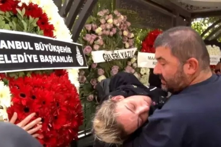 Tuğyan Ülkem Gülter'in annesinin cenazesindeki görüntül...