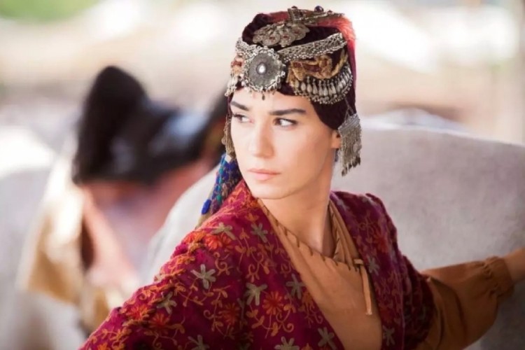 Burcu Kıratlı'yı dantelli mini elbisesiyle bir görün!