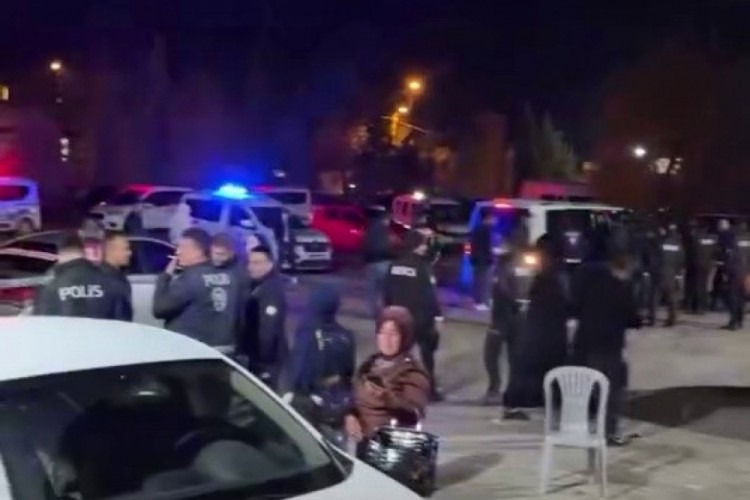 D&uuml;ğ&uuml;n t&ouml;reninde kavga: 3 yaralı