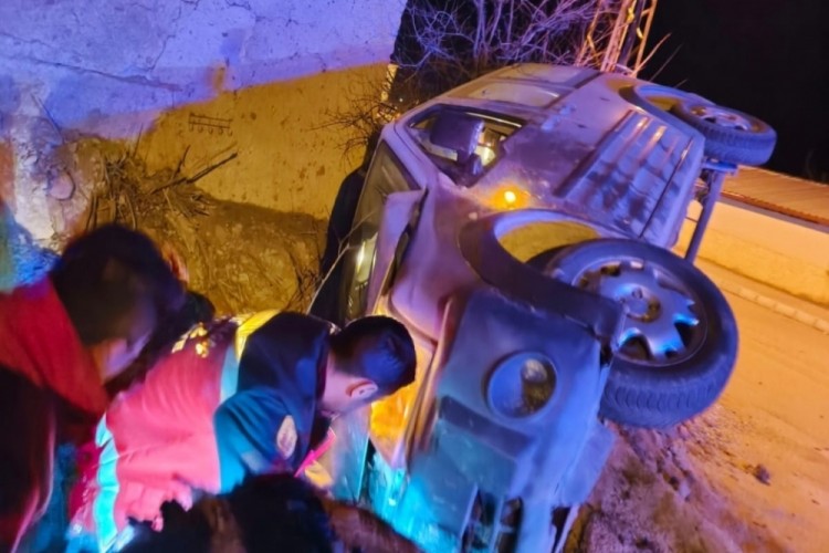 Isparta'da kontrolden &ccedil;ıkan hafif ticari ara&ccedil; devrildi: 2 yaralı