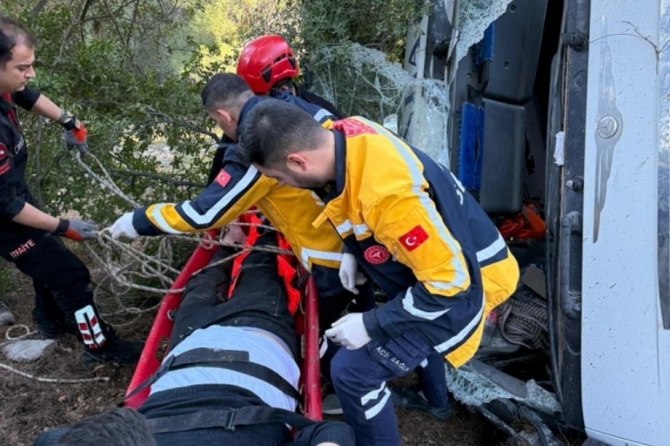 Kamyon u&ccedil;uruma yuvarlandı, sıkışan s&uuml;r&uuml;c&uuml; kurtarıldı