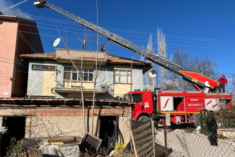 Uşak'ta evin &ccedil;atısında &ccedil;ıkan yangın paniğe neden oldu
