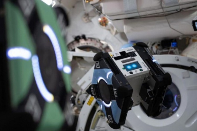 Yapay zeka ilk kez insan yardımı olmadan ISS'te bir rob...