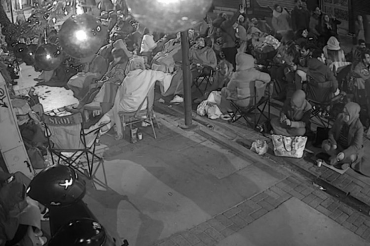 İndirim nöbeti tuttular! Battaniye ile sabahladılar...